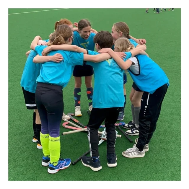 Scholenhockeytoernooi 🏑Wij deden met groep 7/8 mee aan het eerste schoolhockeytoernooi. In de poulefase speelden we eerst gelijk, daarna winst en de laatste wedstrijd was weer een gelijkspel. Als 2e in de poule gingen we door naar de kwartfinale die we helaas verloren met 1-0. We hebben hard gewerkt met elkaar en bleven altijd positief! Quick stick bedankt voor de leuke middag! 💙#quickstick #hockeytoernooi #Noorderbasis #schoolheerenveen