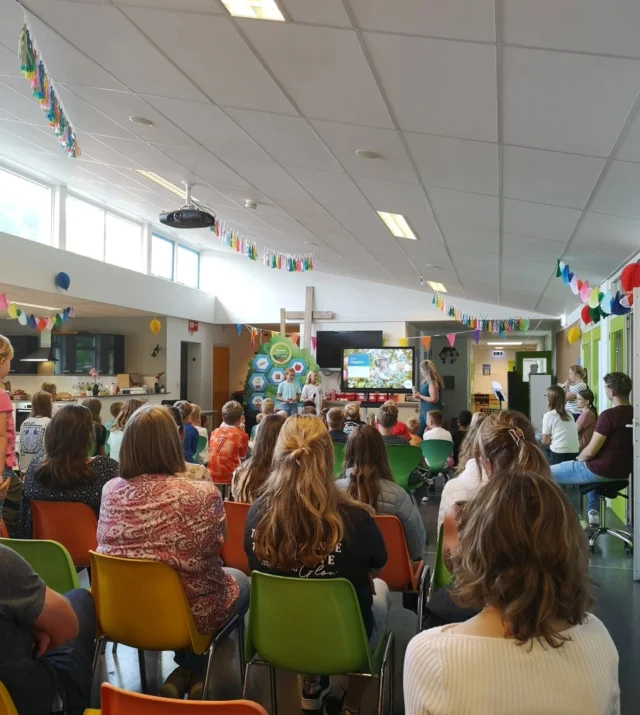 Jaarafsluiting 2025Vanmiddag mochten we samen met ouders, kinderen en collega's het schooljaar afsluiten. We gingen het jaarthema bijlangs "Groeien als een kind van God" en zongen samen liederen. Ook namen we afscheid van de kinderen van groep 8 en meester Bram. We wensen jullie allemaal Gods zegen toe voor de nieuwe plekken waar jullie weer verder mogen groeien en Zijn licht mogen laten schijnen ✨.Morgen dan echt de laatste schooldag voor onze bikkels van groep 3 t/m 7 en meester en juffen en dan kan de zomervakantie eindelijk beginnen!