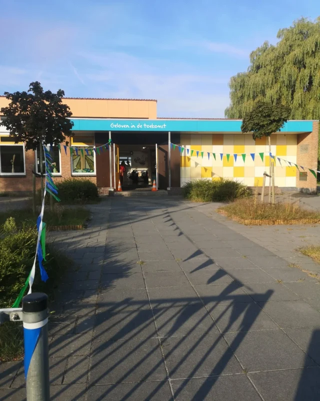 📚 Schooljaar 2025/2026 is begonnen!Een nieuw schooljaar kan betekenen dat jij misschien een nieuwe juf of meester hebt gekregen, een nieuwe klas, nieuwe klasgenootjes of een nieuwe plek. Wat het voor jou ook betekent en wat er voor jou ook veranderd, weet dat God er ook dit schooljaar weer gewoon bij is en dat Hij niet veranderd is!💙 Zet hem op dit jaar en weet dat je al geliefd bent!"Wat kosten vijf mussen? Bijna niets. Toch vergeet God er niet één van. Hij weet zelfs hoeveel haren je op je hoofd hebt! Wees dus nooit bang. Je bent Hem veel meer waard dan een hele zwerm mussen." Lucas 12:6-7 HTB#Noorderbasis #schoolheerenveen #schoolmetdebijbel #scholenzijnweerbegonnen