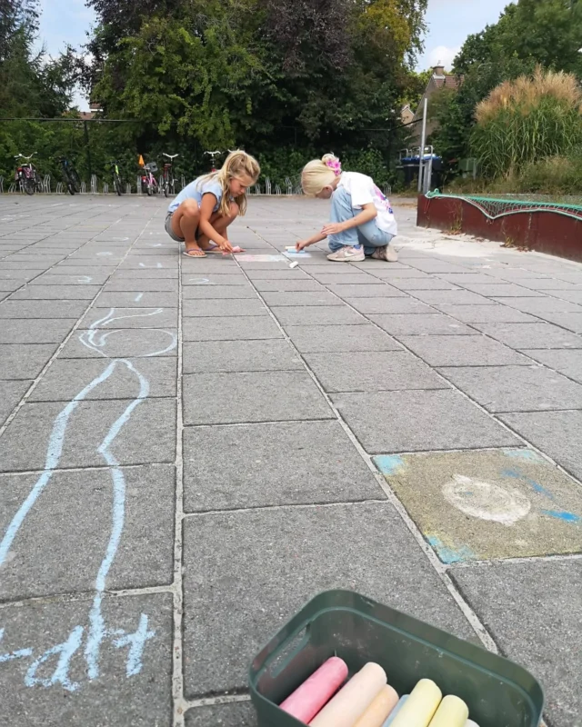 Buiten spelen 🔆Wat een heerlijke start is het van het nieuwe schooljaar. De sfeer is relaxt, er is ruimte om te landen, te wennen en te ontdekken. Wat ontzettend fijn dat ook de zomerse dagen nog even mee gingen dit nieuwe schooljaar in. We speelden zonder jas buiten in de zon op het plein en ontdekten en leerden daar weer verder. Laten we nog maar extra genieten van dit soort jasloze pauzes, want voor we het weten, moeten de jassen echt weer aan.Maar voor nu: geniet van buiten met de zon! Wat deed jij het liefste als het pauze was?#Noorderbasis #buitenspelen #schoolheerenveen #schoolmetdebijbel #schoolpauze