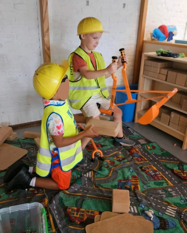 Bouwen 🏗️Deze maand is het thema school breed 'bouwen'. In groep 1/2 wordt een mooie koppeling gemaakt met het thema en staat ook daar bouwen centraal. In de klas is een heuze bouwhoek en natuurlijk staat veiligheid voorop net als op een echte bouwplaats. Dus helm op, hesje aan en bouwen maar! 👷Zou jij hier wel willen spelen?#Noorderbasis #thematischwerken #themabouwen #groep1en2 #schoolmetdebijbel #christelijkonderwijs