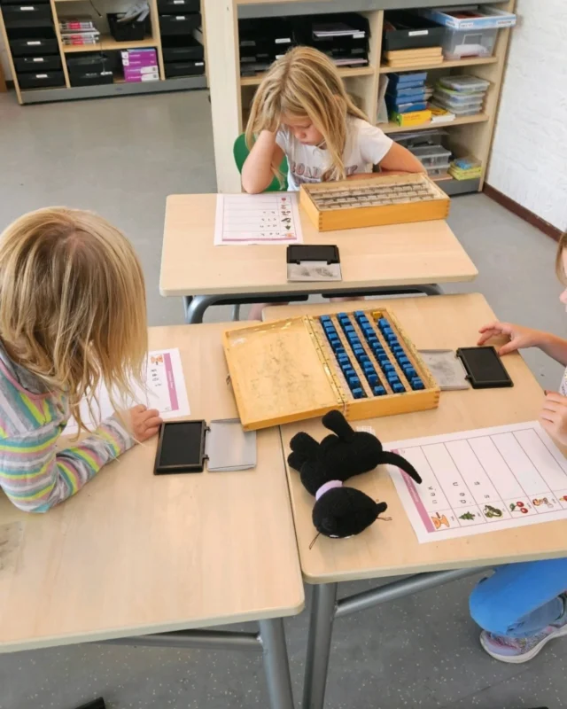 Hard werken in groep 3 📚Groep 3 kent inmiddels al heel wat letters en is begonnen met het leren lezen, schrijven en rekenen. Dat doen ze niet alleen maar in hun boekjes, maar ook op creatieve manieren! Zo gingen ze vorige week letters kleien, maar ook letters stempelen zoals je hier kunt zien. Hard werken dus, maar ook een beetje spelen 😉#Noorderbasis #schoolheerenveen #groep345 #groep3 #christelijkonderwijs