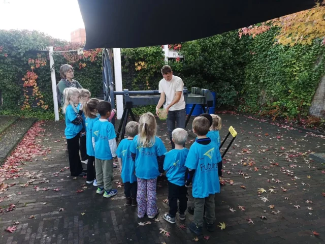 Scheepsvaartmuseum SneekVandaag waren alle groepen te vinden in @museumsneek. We brachten een bezoekje aan het museum als onderdeel van de kinderboekenweek. Genoeg avontuurlijks te zien en te beleven in het museum. Er werden tenten gemaakt van touw en doeken, brooddeeg gemaakt, geroosterd en opgegeten en leerden de kinderen over vuur maken en water zeven. Allemaal handige zaken als je op een onbewoond eiland terecht komt. Zeer avontuurlijk dus!