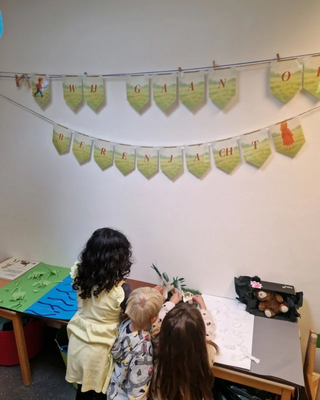 Wij gaan op berenjacht 🐻Groep 1/2 sluit morgen de kinderboekenweek af. Twee weken draaide alles om het boek 'wij gaan op berenjacht'. Dit boek werd dan ook meermaals voorgelezen zowel in het Nederlands als Fries. Ook was er een verteltafel waar de kinderen het verhaal zelf konden na spelen en natuurlijk werd er geknutseld. Morgen maken we het nog 1 dagje BEREgezellig en dan begint voor groep 1/2 de herfstvakantie alweer 🍂🍁.#wijgaanopberenjacht #thematischwerken #christelijkonderwijs #schoolmetdebijbel