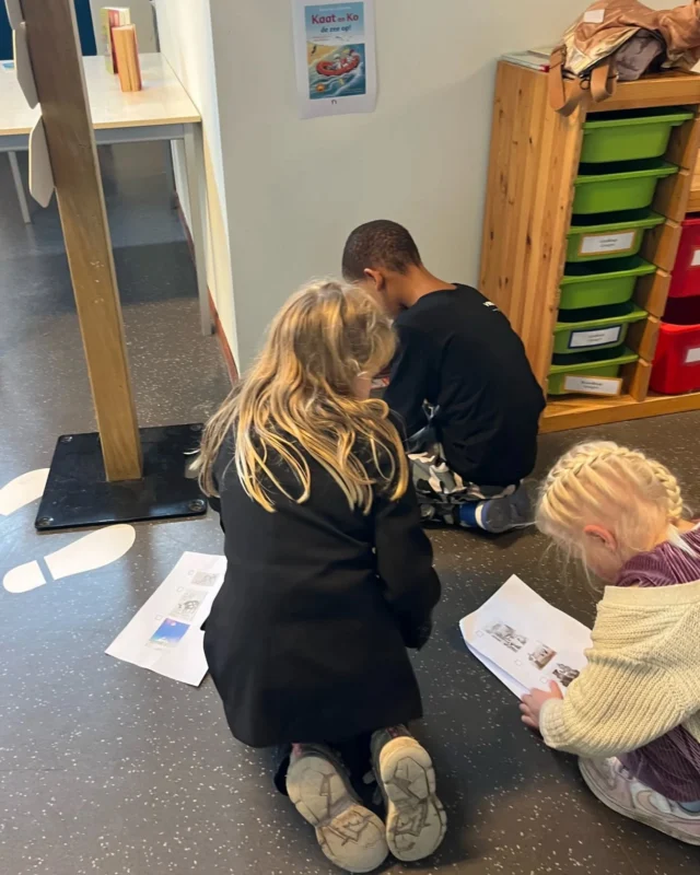 Leesalarm 🚨Deze twee weken gingen we op avontuur in groep 3/4/5. De nadruk lag deze twee weken op lezen. Er werd bijvoorbeeld door ouders voorgelezen in de klas, er werd een boekenspeurtocht gedaan en er was nog het leesalarm.2 leesalarm kaartjes werden door juf verstopt in het bureau van 2 leerlingen. Op een moment waarvan de leerling dan dacht "nu wil ik lekker gaan lezen met de klas" werd het briefje gepakt en geroepen "LEESALARM". Dan pakten alle kinderen hun boek en werd er gelezen. Dat vroeg van juf soms wel even wat flexibiliteit en aanpassingsvermogen zo'n plotseling leesmoment. De kinderen kregen daarbij een bingokaart met plaatsen waar gelezen kon worden. Zo kon er gelezen worden onder het bureau, op juf haar stoel of in de gang bijvoorbeeld.🍁🍂 De herfstvakantie is een fijn moment om vaker (samen) boeken te lezen, naar de bibliotheek te gaan en originele leesmomentjes te organiseren thuis. Heb je een leuk idee? Deel het in de reacties!#Noorderbasis #christelijkonderwijs #schoolmetdebijbel #kinderboekenweek