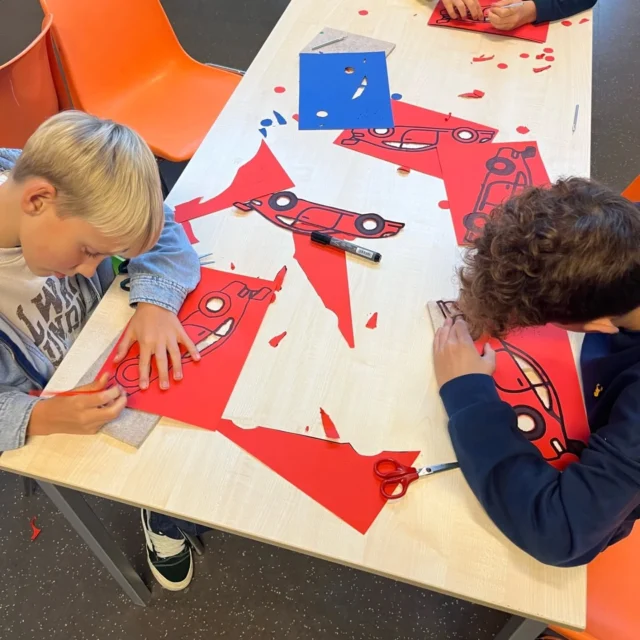 Lampionnen ✨Deze week werden in verschillende lokalen van het schoolgebouw lampionnen geknutseld. Vandaag gingen bijna alle lampionnen van groep 3 t/m 8 mee naar huis. Er werden stoere auto's geknutseld of mooie kubussen met uitgeprikte vormpjes naar keuze. Een prachtig gezicht vandaag toen de kinderen naar buiten kwamen en trots hun kunstwerken lieten zien!🎶 Welk lied zingen jullie 11 november? "elf november is de dag" of "sint Maarten, sint Maarten, er lopen twee tomaten" of een heel ander lied?