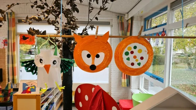 11 november 🏮Vanavond mochten er heel veel mensen weer delen. Toepasselijk bij deze maand waarin het thema op school delen is. Mensen deelden van hun snoep en mandarijnen en de kinderen deelden hun gezang en vreugde. Hebben jullie vanavond ook Sint-Maarten gelopen? En welk liedje vond jij het leukst?Deze mooie lampionnen werden gemaakt door groep 1/2. Vossen en uilen, passend bij het thema herfst.#sintmaarten #lampion #11november #schoolheerenveen #schoolmetdebijbel