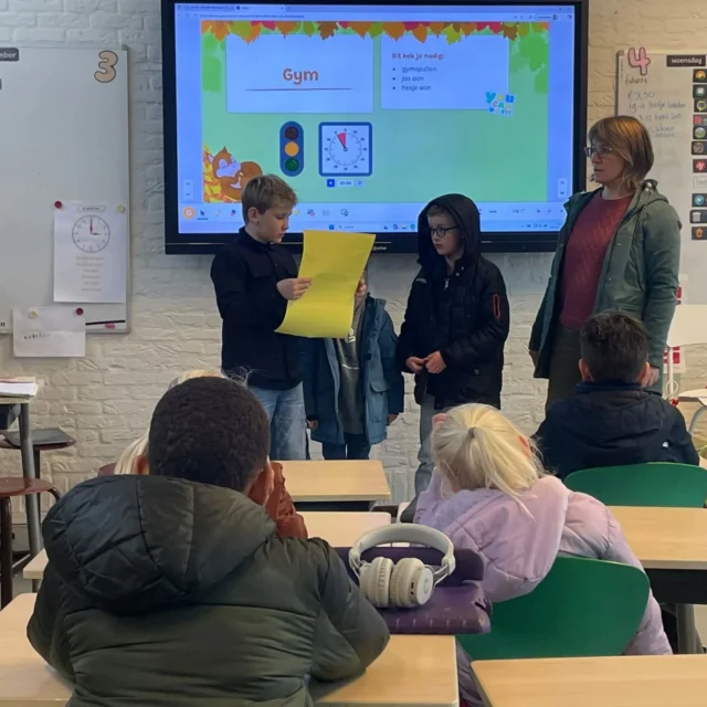 Sinterklaas is weer in het land! 🎁Groep 3/4/5 ontving deze week een brief van de Sint. Hij had het zo druk en dus vroeg hij de kinderen om hulp. Dat wilden ze maar al te graag! Dus hup de kinderen schreven allemaal een mooi verlanglijstje. Al die briefjes gingen vervolgens in een grote pot en daarna konden er lootjes getrokken worden!Ohja, met jas aan, want er was ook nog even een brandoefening 🧯.Succes allemaal en bedankt voor het helpen van de Sint, daar zal hij blij mee zijn 💛#Noorderbasis #christelijkonderwijs #schoolmetdebijbel #sinterklaasopschool