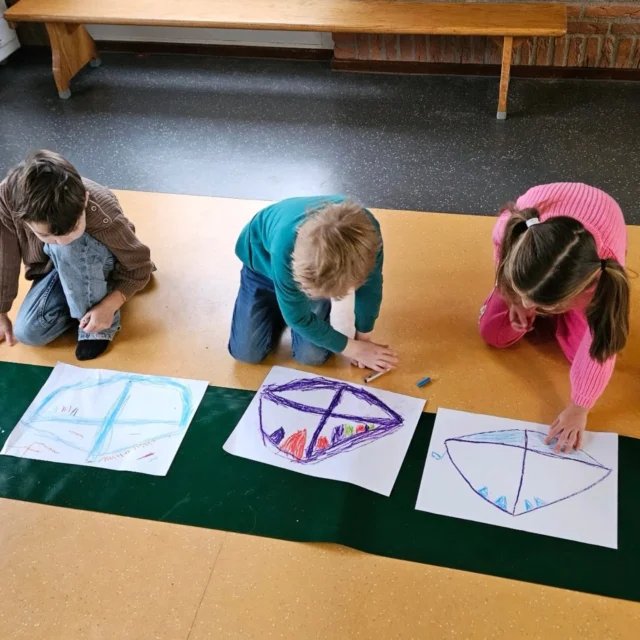 Sinterklaas 🎁In groep 1/2 staat een heuze stoomboot in de klas. De favoriete hoek van vele kinderen. In het gymlokaal waren de oudste kinderen druk in de weer met krijt en een groot vel papier, zie jij wat het is geworden? Maar ook de bovenbouwers ontkomen niet aan leuke activiteiten rondom sinterklaas. Leuke spellen, creatieve werkjes en natuurlijk lessen die een sinterklaas touch krijgen zoals de les werkwoordspelling.Volgende week staat het sinterklaasfeest alweer op de planning, wat vliegt de tijd toch!#Noorderbasis #christelijkonderwijs #schoolmetdebijbel #sinterklaasopschool #themasinterklaas