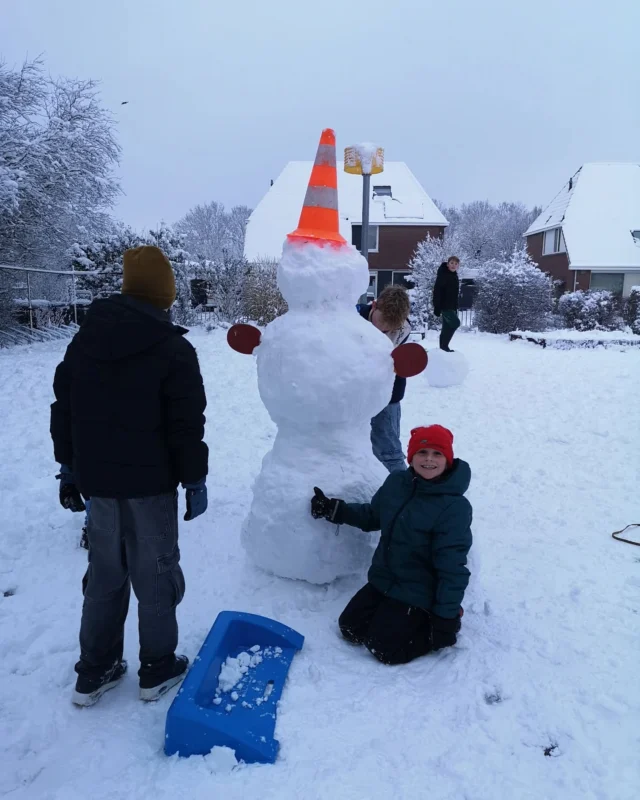 Winterweer ❄️Wat een gekke eerste schoolweek van 2026 was dit! Sneeuw, sneeuwvrij, met de slee naar school gebracht worden en vooral heel veel sneeuwpret! Het kwam allemaal voorbij deze week.Er werden prachtige sneeuwpoppen gemaakt deze week en sneeuwballengevecht met de juf kan ook afgestreept worden van het lijstje.Volgende week zal er weinig sneeuw overblijven met de voorspelde temperaturen, maar de herinneringen koesteren we graag ⛄☕ Dinsdagochtend van 8.30-9.00 kijken we uit naar jullie toffe sneeuwverhalen tijdens het koffiemoment, ben jij erbij? Zie ons vorige bericht voor meer informatie.#schoolheerenveen #schoolmetdebijbel #winteropschool #sneeuwpret☃️❄️