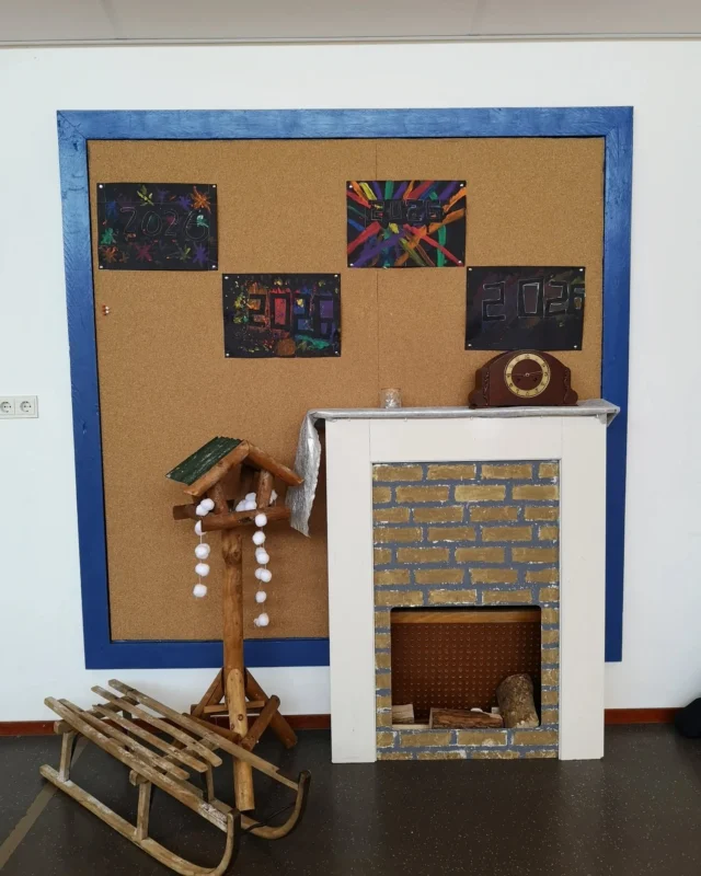 2026 🎆De eerste twee schoolweken van 2026 zitten er alweer op. Een hele gekke eerste week met veel sneeuw en soms zoveel dat de school dicht was. Deze week meer zon, iets warmer en de laatste beetjes sneeuw die verdwenen.Groep 6/7/8 was eind 2025 nog even lekker creatief bezig en maakte deze mooie kunstwerken die nu in de hal schitteren. Heel tof 🎆#Noorderbasis #schoolheerenveen #schoolmetdebijbel