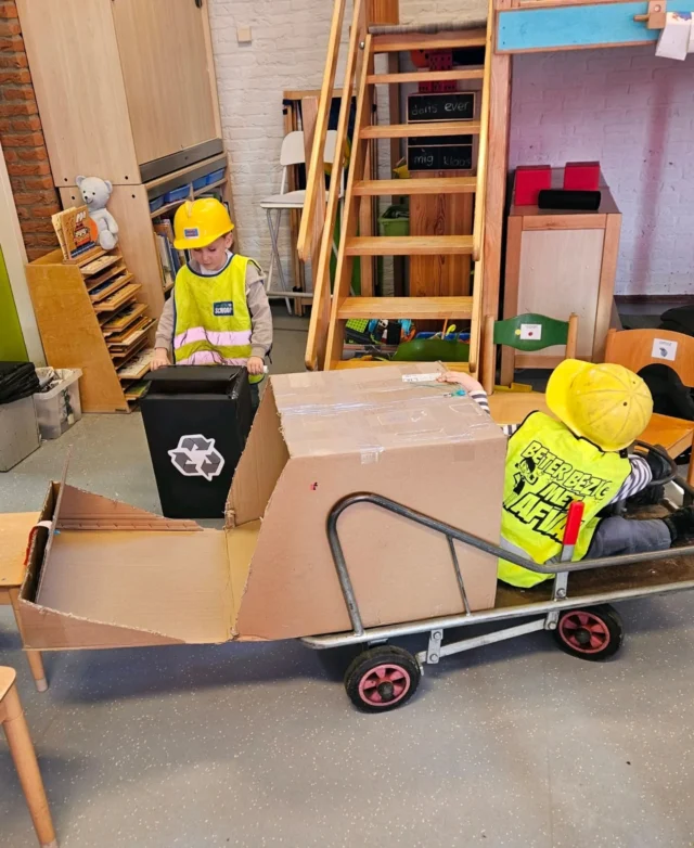 Afval 🗑️Op de hele school werken we aan het thema 'Afval'. Ieder kind kreeg een mooie bingo kaart mee naar huis en kon zo op zoek gaan naar afval. Afgelopen week konden de kinderen hun afval inleveren op school en dat is massaal gedaan, super! De komende weken zullen rond dit thema verschillende activiteiten plaatsvinden op school. In groep 1/2 was er zelfs een vuilniswagen gemaakt en is er een afval breng station.#noorderbasis #schoolheerenveen #schoolmetdebijbel #christelijkonderwijs #themaafval