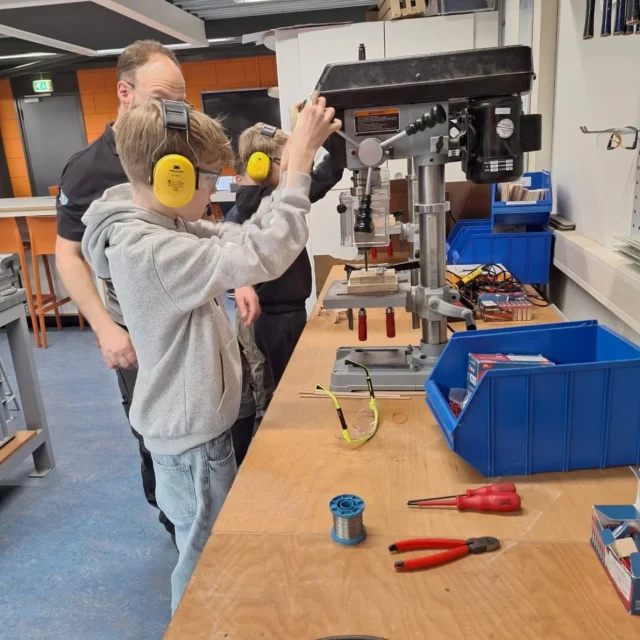 Techlab ⚙️Als je gisteren door onze school liep, zou je merken dat het wel heel erg rustig was. Groep 6,7,8 was namelijk op pad! Ze fietsten 's ochtends met z'n allen naar het Kei college om daar het tech lab onveilig te maken 😉.Ze hebben heel wat geleerd en ook heel wat gedaan! Het was een super interessante dag en ze kwamen dan ook met een tof zelf gemaakt autootje weer terug op school. De kinderen genoten van een heerlijke lasagne als lunch en konden ook nog lekker even voetballen. Een geslaagde dag dus! Bedankt voor de leuke middag @kei_college #Noorderbasis #schoolheerenveen #schoolmetdebijbel #christelijkonderwijs #techlab #keicollege